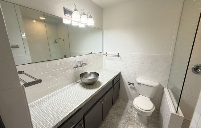 2 beds, 1 bath, 954 sqft, $1,705, Unit RRO-104