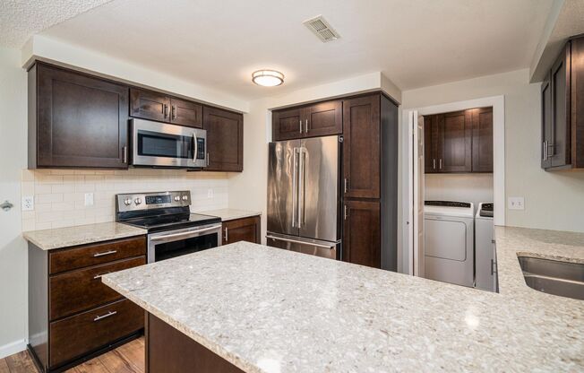 Charming 2bed/2bath Condo in Prime Kirkland Location!
