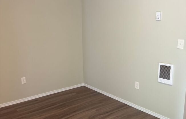 Cozy 1 bedroom 1 bath newly remodeled apartment home available for immediate move in!