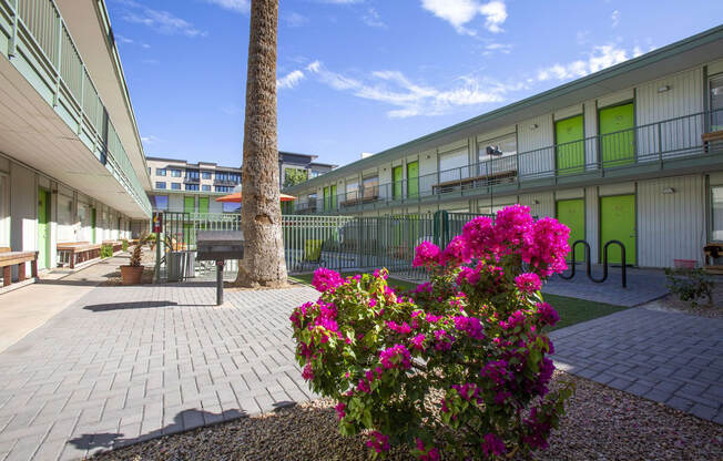 Community courtyard at The Continental Apartments in Phoenix AZ Nov 2020 (8)