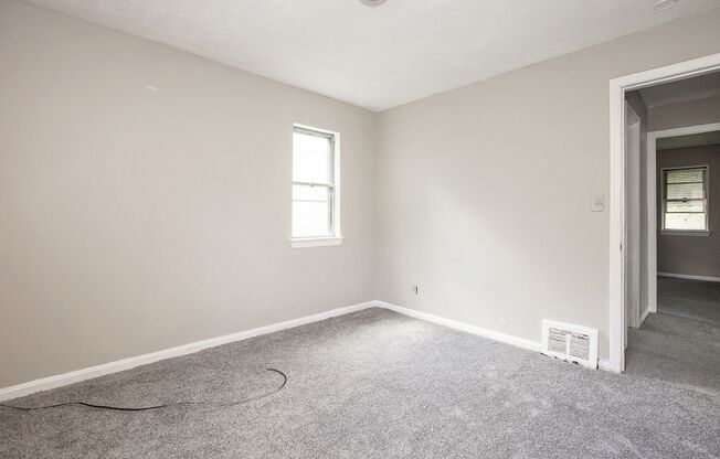 3 BED 1 BATH SINGLE FAMILY HOME IN BEAUTIFUL MAPLE HEIGHTS!