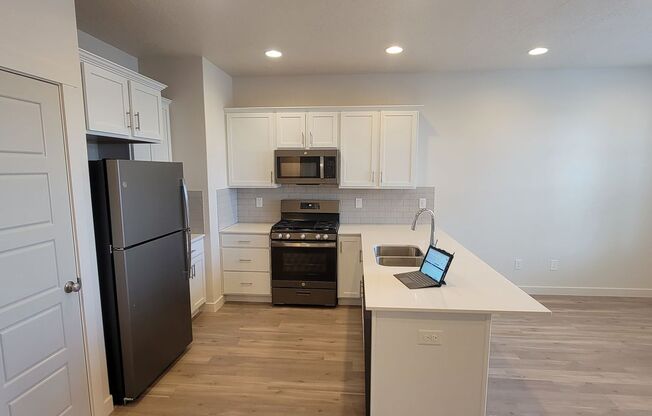 GET A MONTH OF RENT FOR FREE!!!