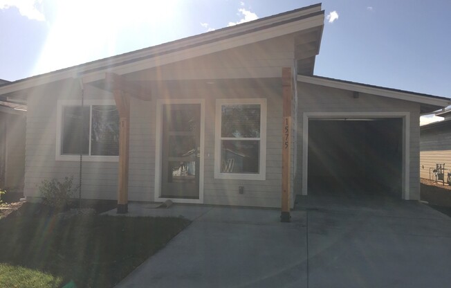 1575 NE Rumgay Ln #1