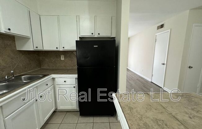 2711 Fairlee Drive Unit C3