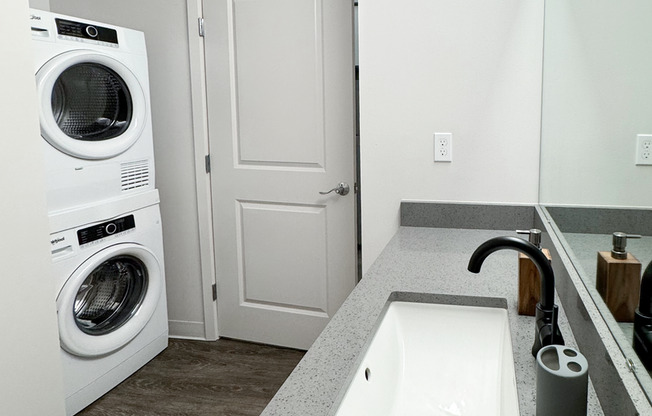 1 bed, 1 bath, 585 sqft, $1,715, Unit 516