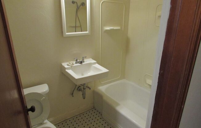 Studio, 1 bath, 450 sqft, $1,140, Unit Unit #C