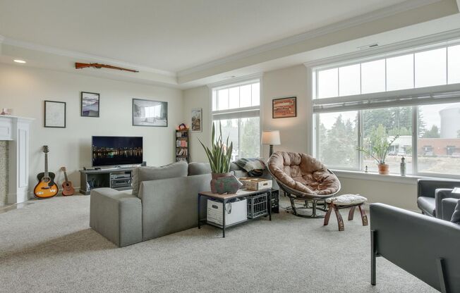 Beautiful and Spacious Newer Townhome with 3br 3bth 2268 Sq. Ft. Like New