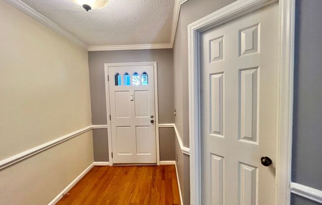 Gorgeous 3BD, 2.5BA Raleigh End-Unit Townhome with Tons of Natural Light in a Quiet Neighborhood