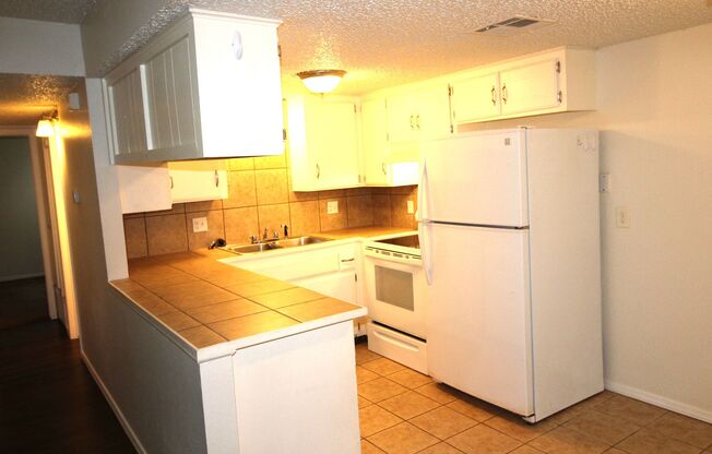 2 beds, 1 bath, 975 sqft, $925, Unit 999