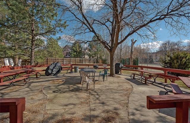 Great location off Leetsdale/Parker and Florida with lots of amenities such as pool, hot tub, club house, washer/dryer in building.