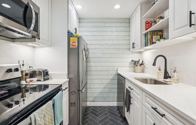 Beautiful 1BR/Loft at Rock Creek Garden Condominiums!