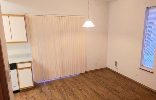 3 beds, 1.5 baths, 1,054 sqft, $1,750, Unit 638 LaSalle Street #5