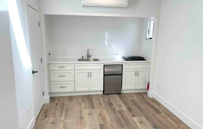 Beautifully Remodeled Studio Downtown