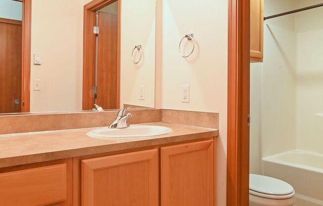 3 beds, 2 baths, $2,400, Unit 201