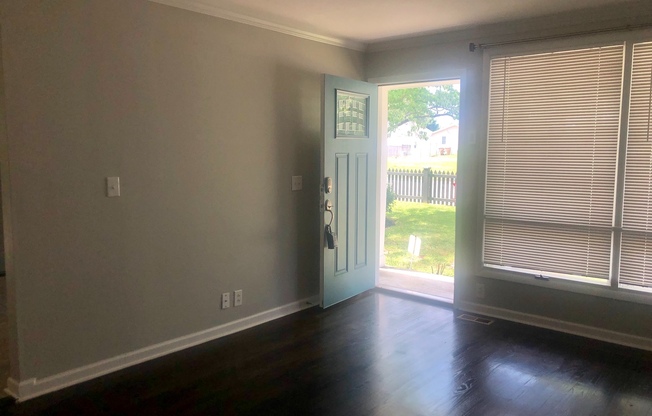 Cleveland Park Renovation!  Walking Distance to Everything! Jetted Shower - Fully Fenced - Garage - Storage - Pets Ok!
