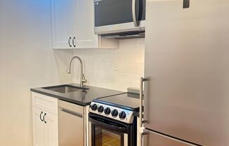 Studio, 1 bath, 370 sqft, $2,595, Unit 4