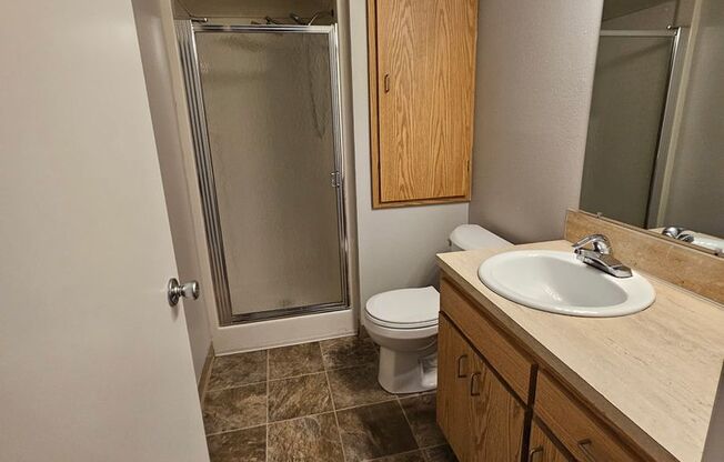 3 beds, 1 bath, 863 sqft, $1,525, Unit 2424-09