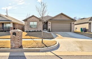 Gorgeous 3 Bed 2 Bath in Moore Featherstone Additions!