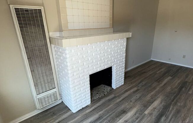 $1,895- ALL UTILITIES INCLUDED- BEAUTIFUL 1 BEDROOM 1 BATH IN LONG BEACH!!