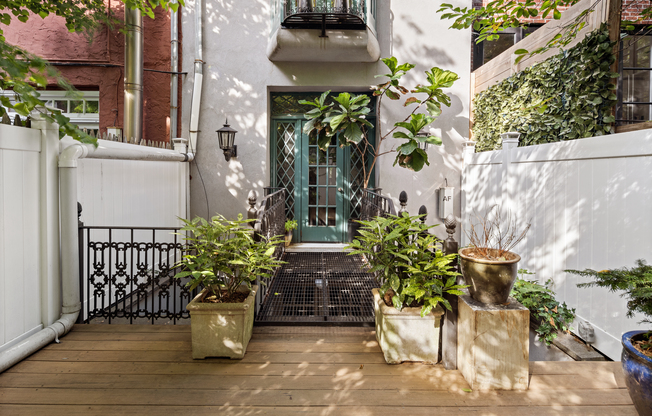 446 W 22 ST