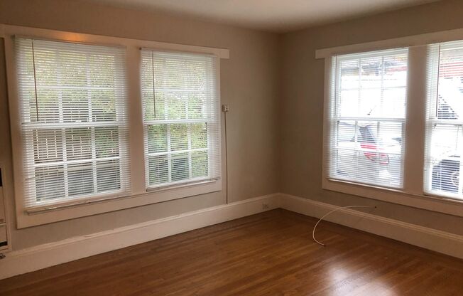 Coming Soon! Comfortable Studio on the upper floor of a lovely older building