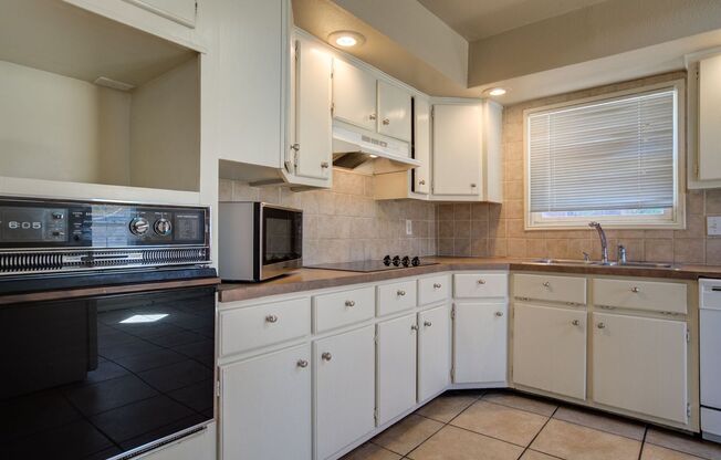 Pre-Leasing for August 2024 - Adorable 2 Bedroom Close To Campus, Shopping & Restaurants!