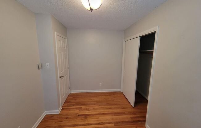 2 beds, 1 bath, $1,250, Unit 167 W Braxton Foushee St