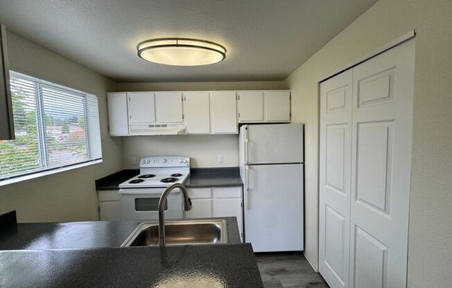2 beds, 1 bath, 902 sqft, $2,075, Unit H201