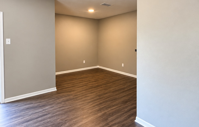 50% OFF 1st MONTHS RENT!! Renovated 2 bedroom 2nd Floor Apartment in the Heart of Conroe TX