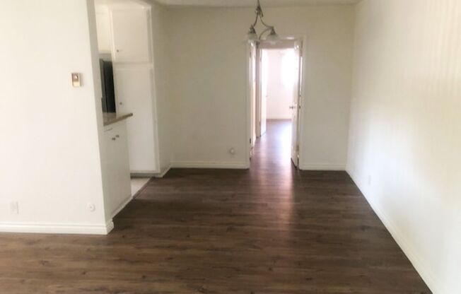 (6121) 1030 N Harper Ave.