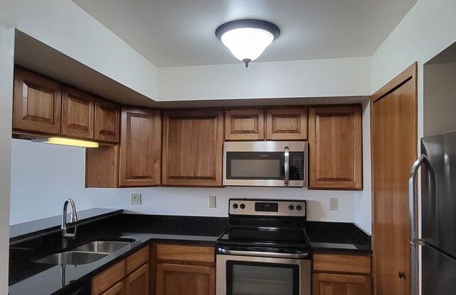 1 bed, 1 bath, 810 sqft, $1,465, Unit 72