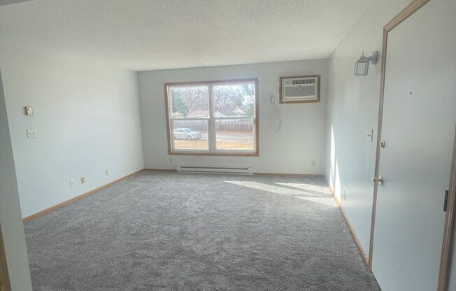 2 beds, 1 bath, 702 sqft, $795, Unit 04