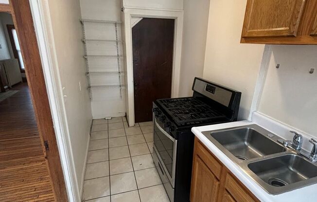 3 beds, 1 bath, $1,000, Unit 289