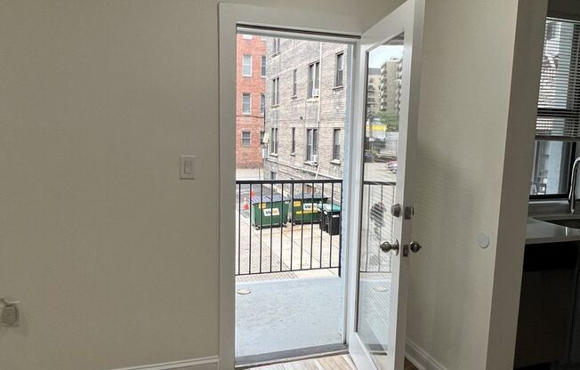 2 beds, 1 bath, $2,950, Unit 1443-003