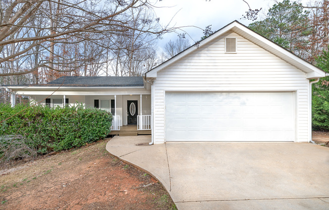 Charming 3-Bedroom Ranch Home with Deck and Spacious Backyard in Covington, GA