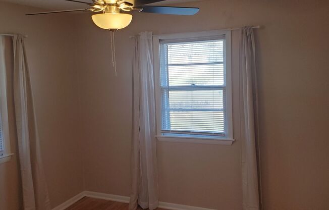 2 beds, 1 bath, $1,000, Unit UNIT A