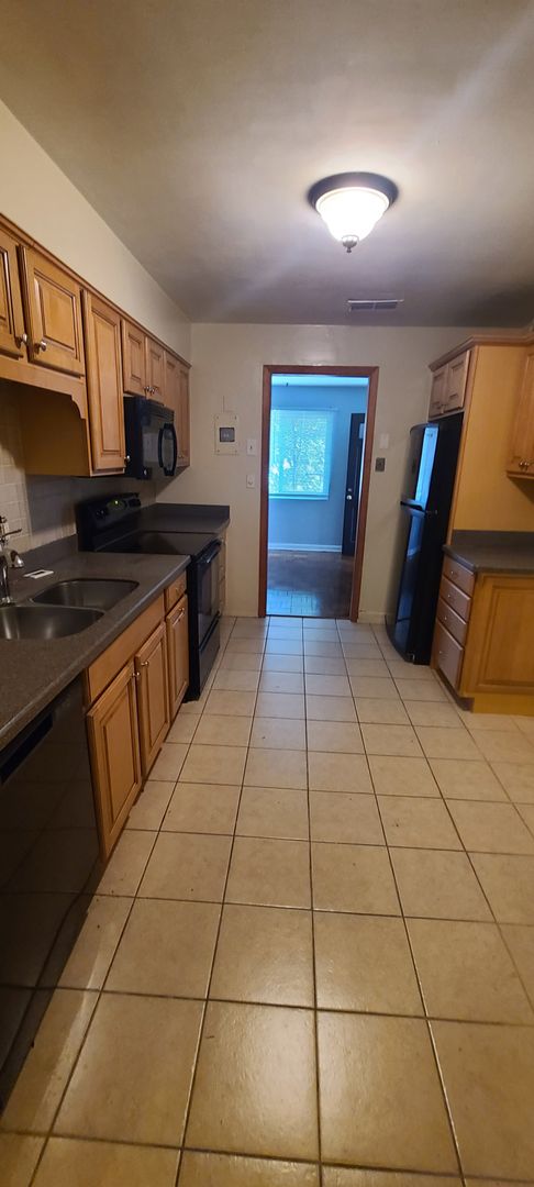 3 beds, 2 baths, $1,600