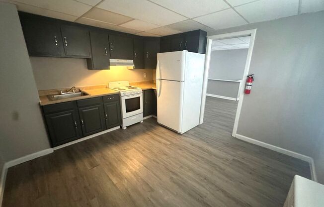 2 beds, 1 bath, $1,500, Unit Apt B