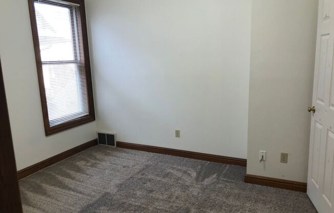 2 beds, 1 bath, $980, Unit 7