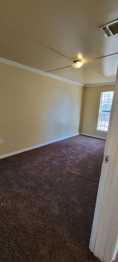 3 beds, 1 bath, $850