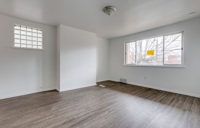 Available NOW- Charming 4 Bedroom 1.5 bath Townhouse in the Heart of Mt. Oliver!