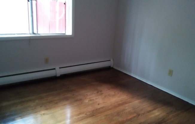 2 beds, 1 bath, 1,025 sqft, $1,250, Unit 138-06 Woodhill