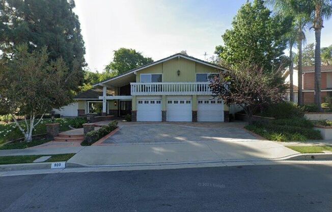 Large 4 Bedroom House with Pebble Bottom Pool - Backyard Oasis!