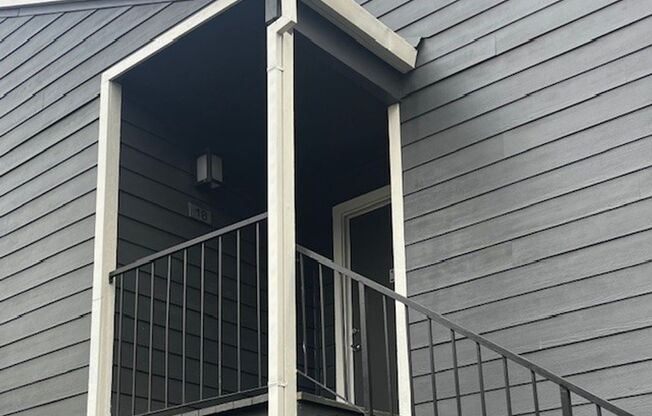 2 beds, 2 baths, 950 sqft, $2,175, Unit 18