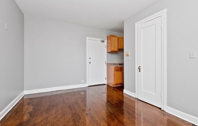 Studio, 1 bath, 450 sqft, $895, Unit 301