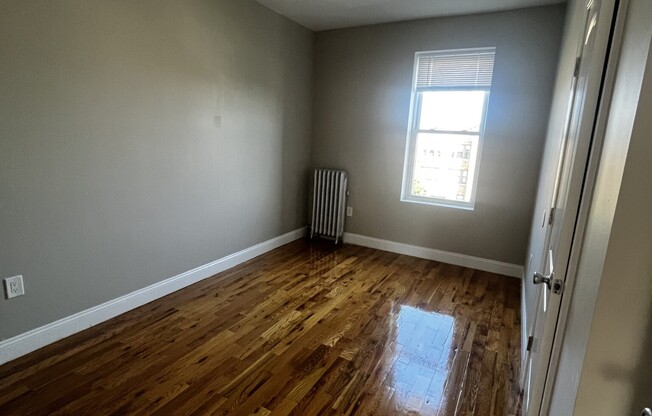 4 beds, 1 bath, $3,750, Unit 5