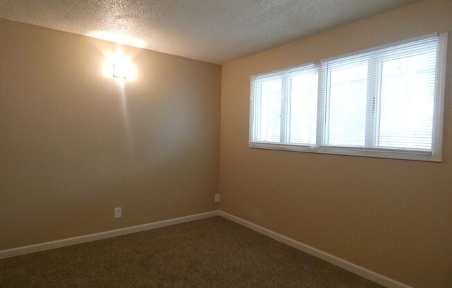 2 beds, 1 bath, 750 sqft, $549