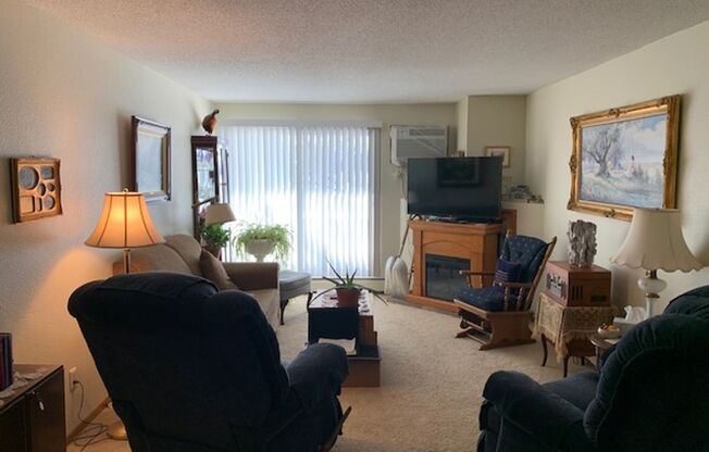 2 beds, 2 baths, 976 sqft, $1,675, Unit 3900122R