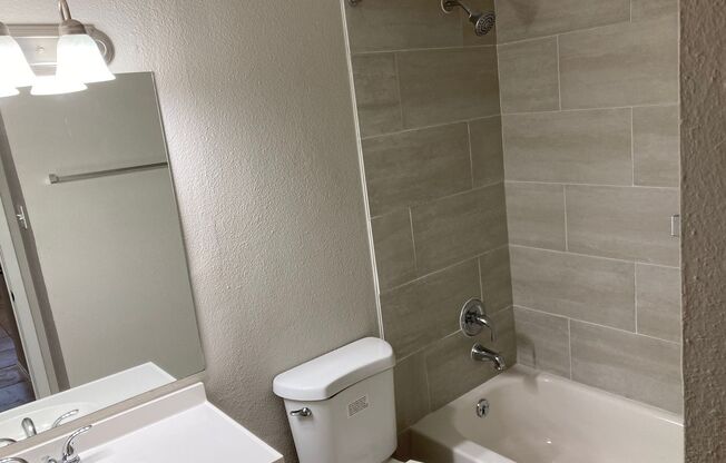 1 bed, 1 bath, 600 sqft, $1,025, Unit U240