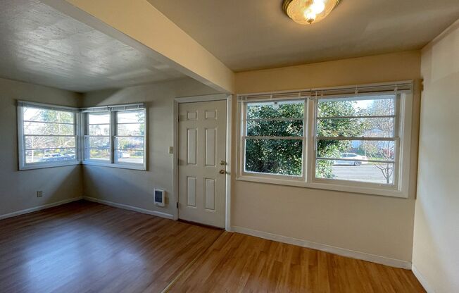 Charming 1 bedroom available in Woodlawn